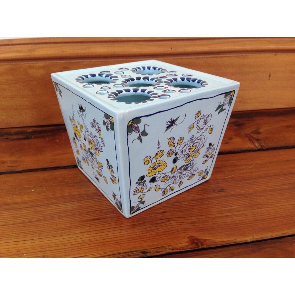 Colonial Williamsburg Restoration Virginia Delft Polychrome Floral Flower Frog